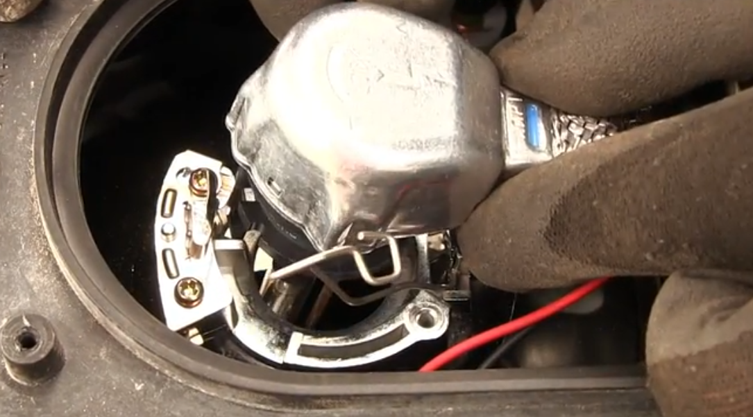 How to change a headlight bulb on a Volvo V40 Cross Country